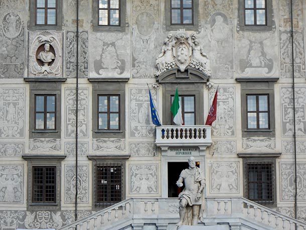 Monumento di Cosimo I de' Medici e la Scuola Normale di Pisa
