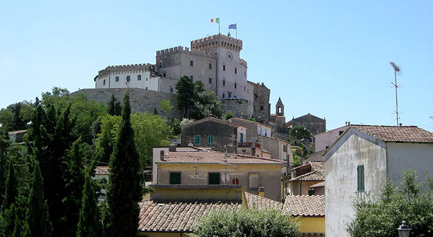 Veduta del castello dal paese