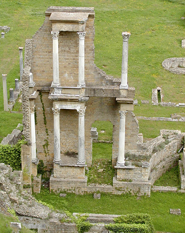 Edificio scenico con colonne corinzie