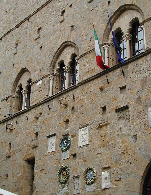 Palazzo dei Priori, particolare della facciata