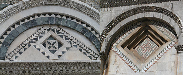 Confronto tra gli elemendi decorativi del Duomo di Volterra (a sinistra) e quelli del Duomo di Pisa (a destra)