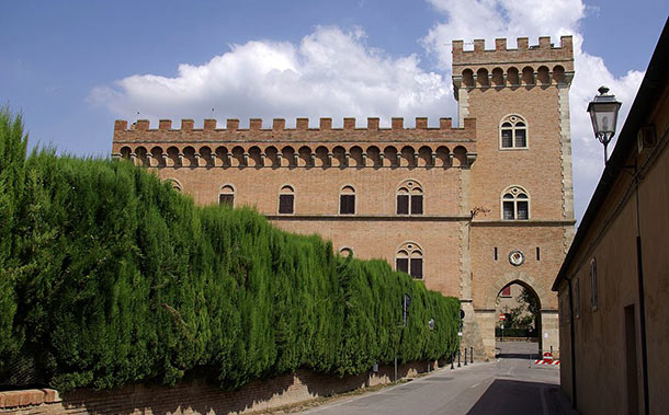 Vista frontale del castello con la torre e l'arco