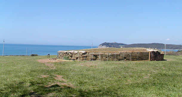 Tomba a tumulo della necropoli di S.Cerbone con vista del Golfo di Baratti