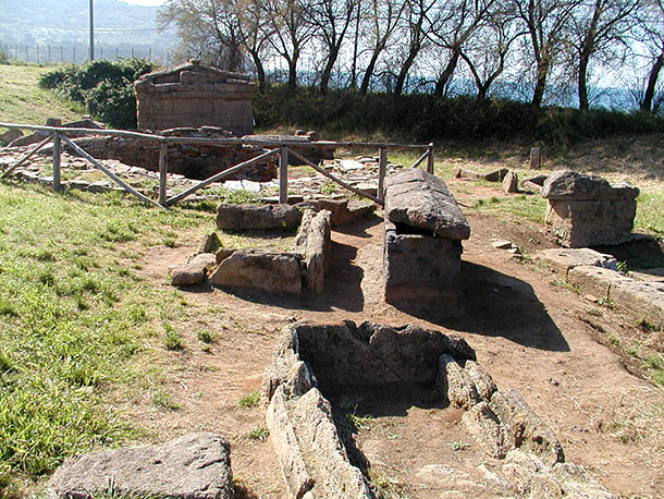 Tomba a edicola (in alto a sinistra) e a cassone o sarcofago (in basso)