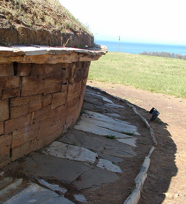 Tomba dei i Carri, particolare del tamburo con gronda e marciapiede